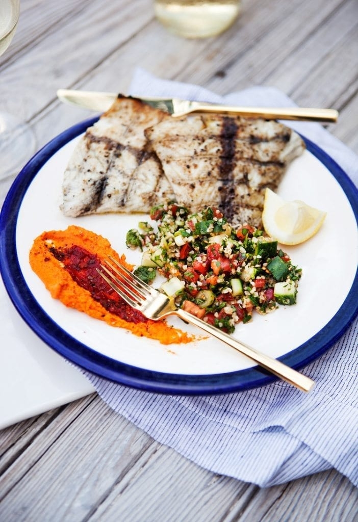 Vỉ cần được làm nóng trước khi nướng cá vược đại dương.