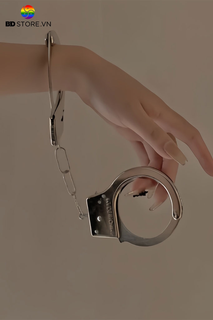 BDT064 - Dụng cụ BDSM còng tay tình yêu inox có xích nối liền