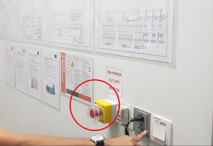 Hộp nút nhấn khẩn cấp có nắp che tích hợp đèn báo