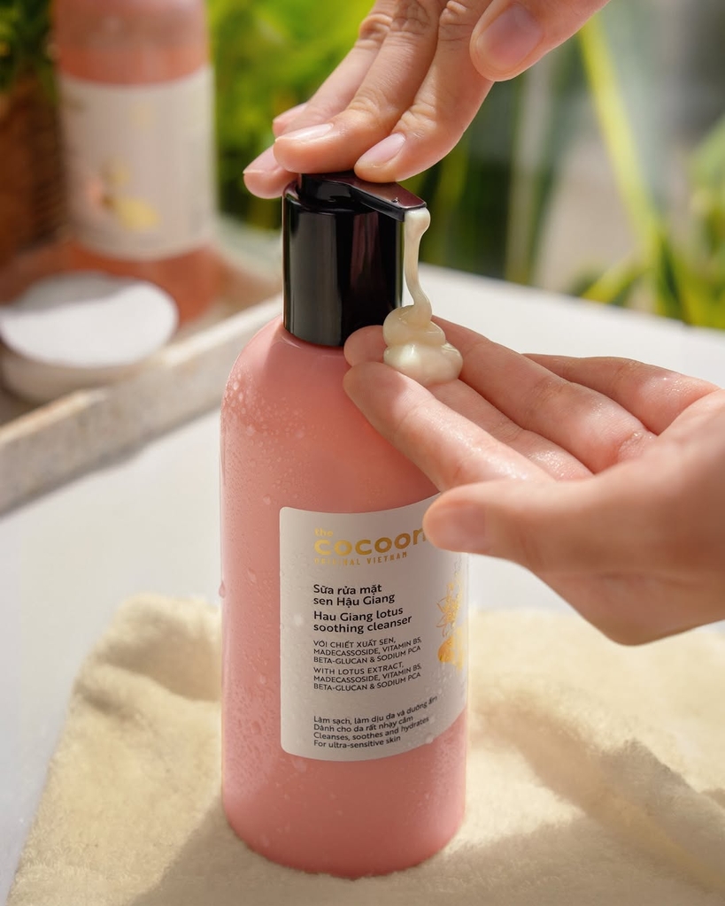 COCOON - Sữa rửa mặt sen Hậu Giang 310ML