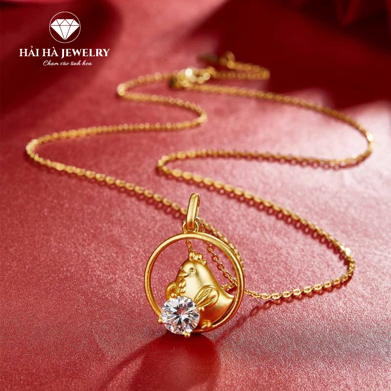 Dây chuyền con giáp tuổi Dậu bạc mạ vàng – Giữ một nguồn năng lượng tỉnh thức và sáng rõ | Hải Hà Jewelry