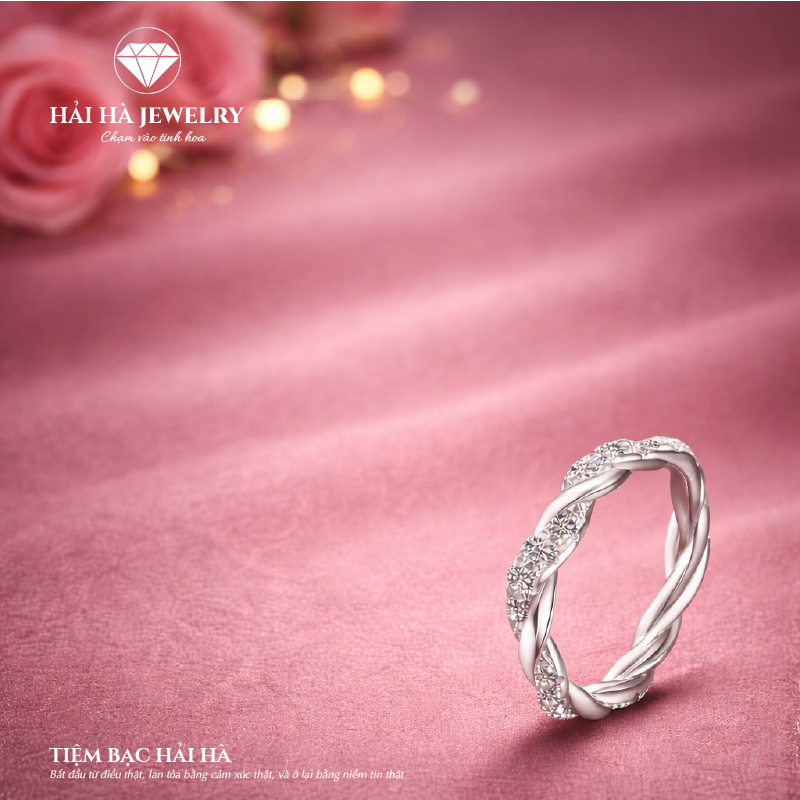Nhẫn đan xoắn đính đá – Gắn kết mềm mại theo thời gian | Hải Hà Jewelry