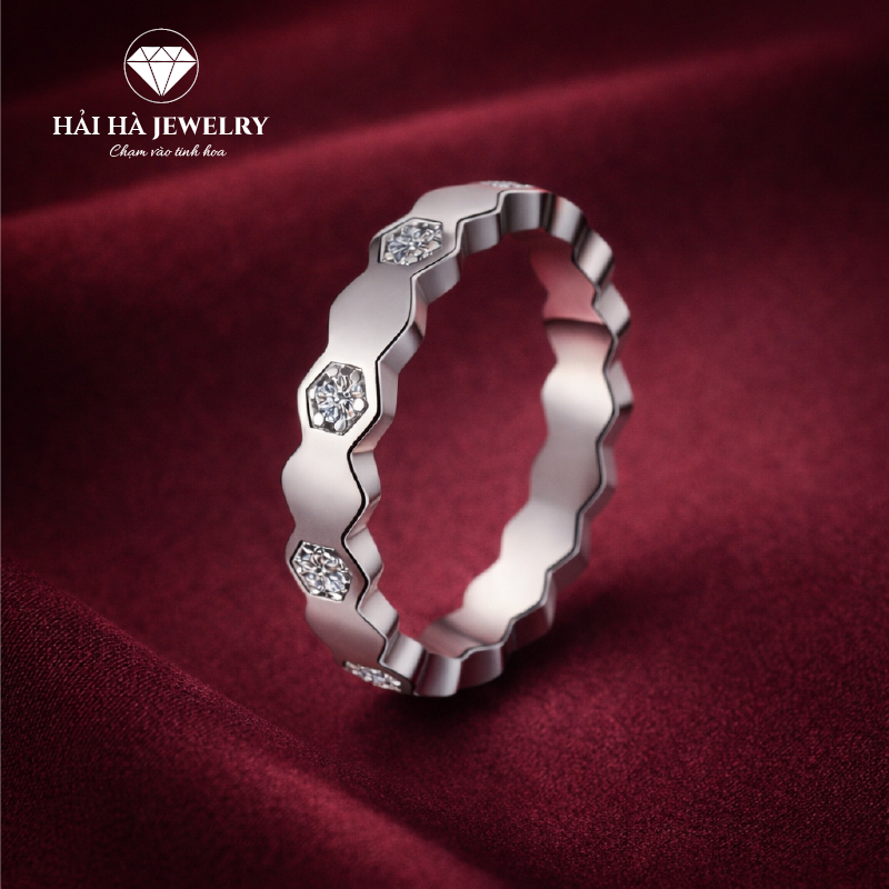 Nhẫn viền lục giác cách nhịp – Vững vàng trong sự khác biệt | Hải Hà Jewelry