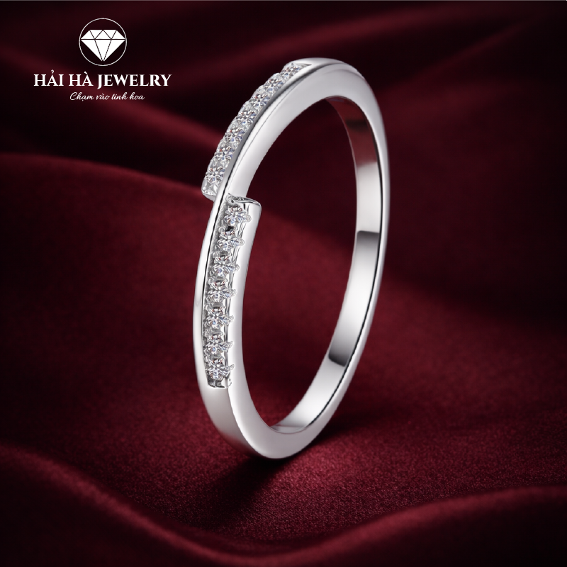 Nhẫn moissanite lệch nhịp – Cân bằng trong chuyển động | Hải Hà Jewelry