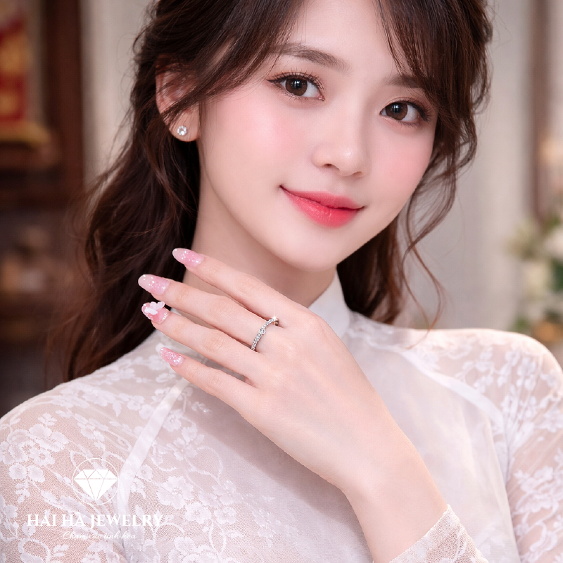 Nhẫn moissanite lệch nhịp – Cân bằng trong chuyển động | Hải Hà Jewelry