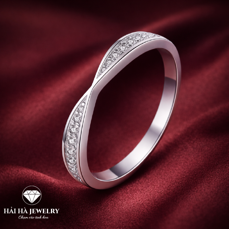 Nhẫn moissanite dải nửa vòng – Ánh sáng đủ đầy trong sự lặng yên | Hải Hà Jewelry