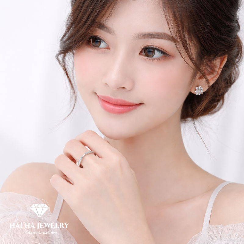 Nhẫn moissanite dải nửa vòng – Ánh sáng đủ đầy trong sự lặng yên | Hải Hà Jewelry