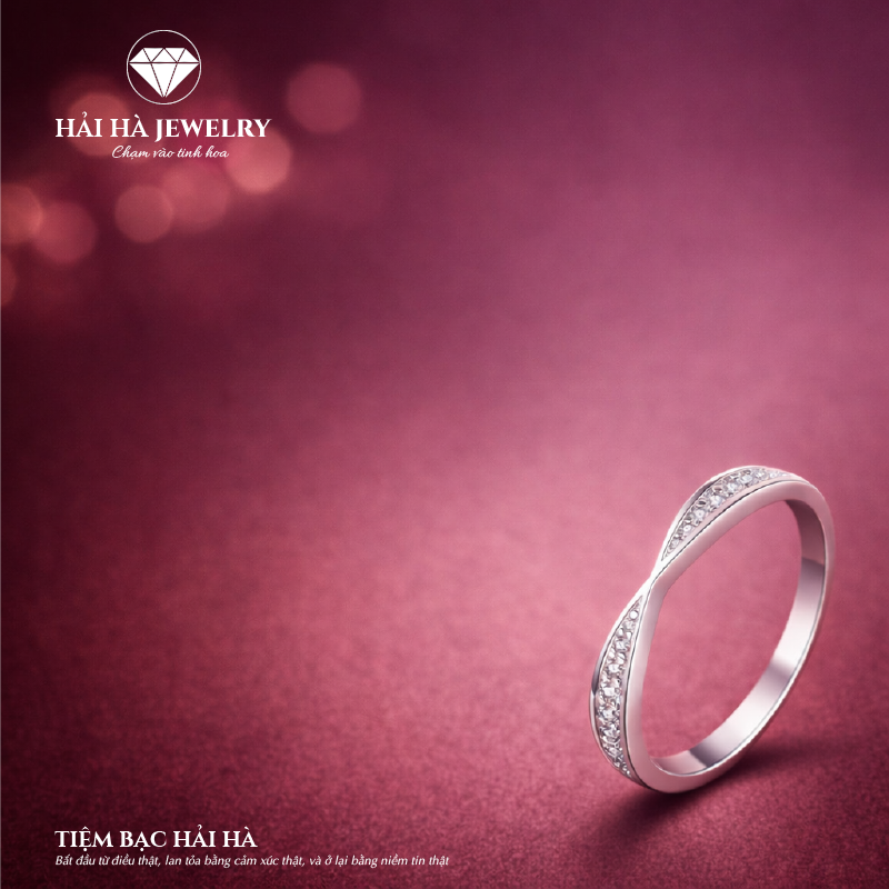 Nhẫn moissanite dải nửa vòng – Ánh sáng đủ đầy trong sự lặng yên | Hải Hà Jewelry