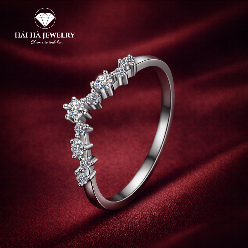 Nhẫn đính đá cong nhẹ – Dòng chảy cảm xúc tinh tế | Hải Hà Jewelry