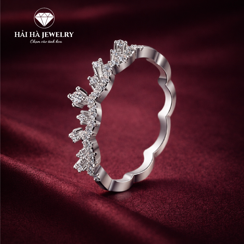 Nhẫn viền đá uốn lượn – Ánh sáng dịu dàng ôm trọn cảm xúc | Hải Hà Jewelry