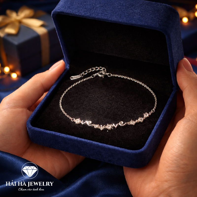 Vòng tay chữ love ánh sáng lặng – Yêu theo cách rất khẽ | Hải Hà Jewelry