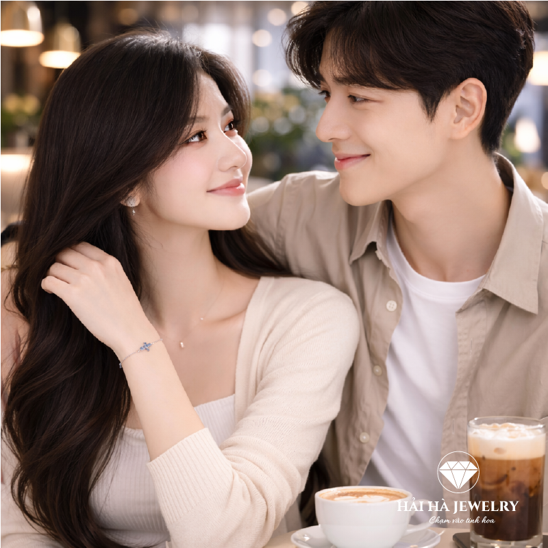 Vòng tay thánh giá bạc đính đá – Giữ một niềm tin rất khẽ nơi cổ tay | Hải Hà Jewelry