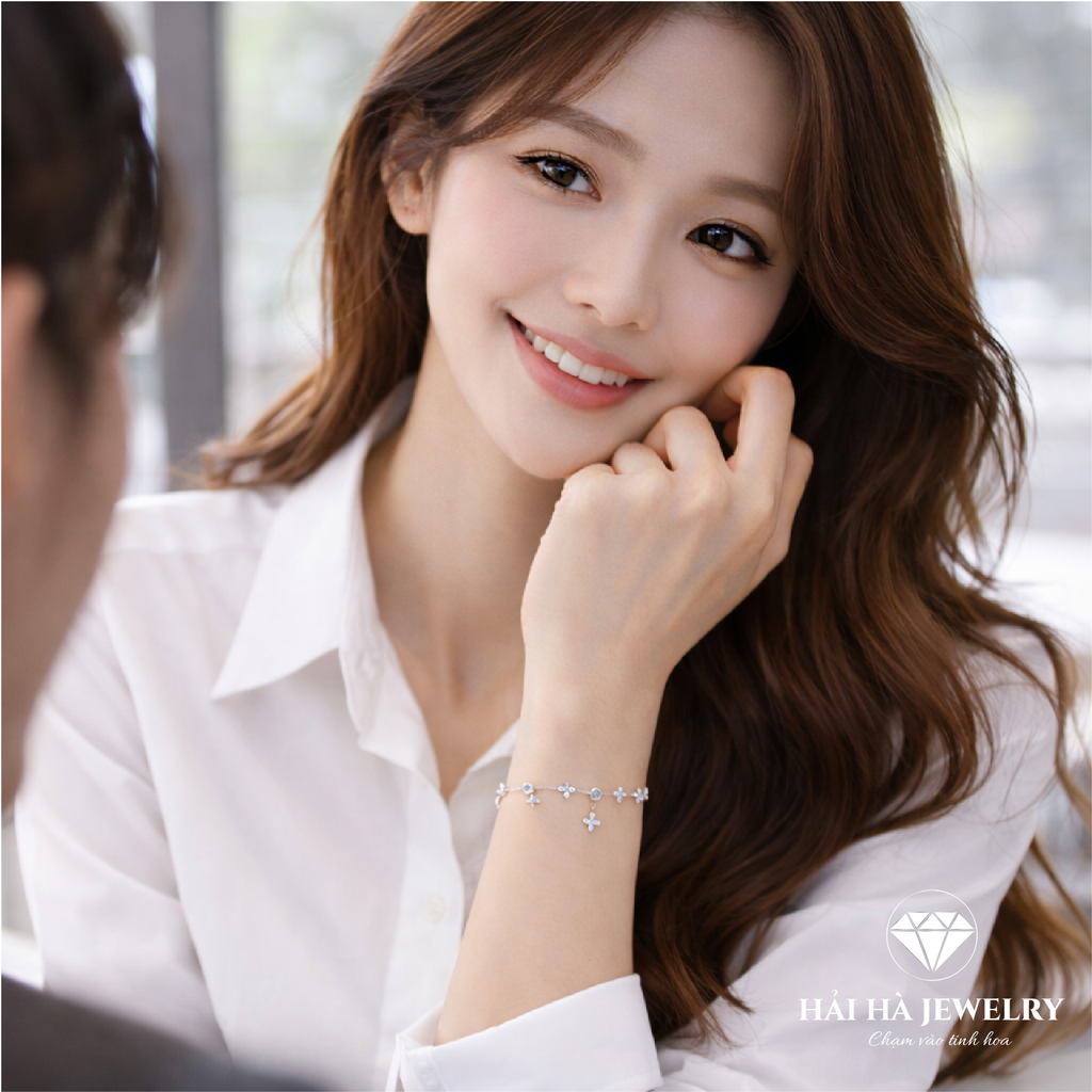 Vòng tay hoa bốn cánh đính đá – Ánh sáng nhỏ giữa những điều đều đặn | Hải Hà Jewelry