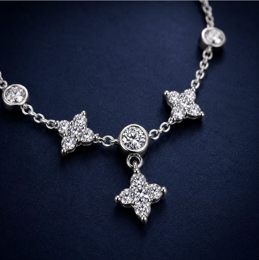 Vòng tay hoa bốn cánh đính đá – Ánh sáng nhỏ giữa những điều đều đặn | Hải Hà Jewelry