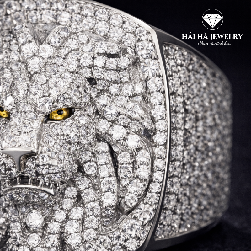 Nhẫn nam đầu sư tử đính đá – Sự tĩnh lặng của một nội lực sâu | Hải Hà Jewelry