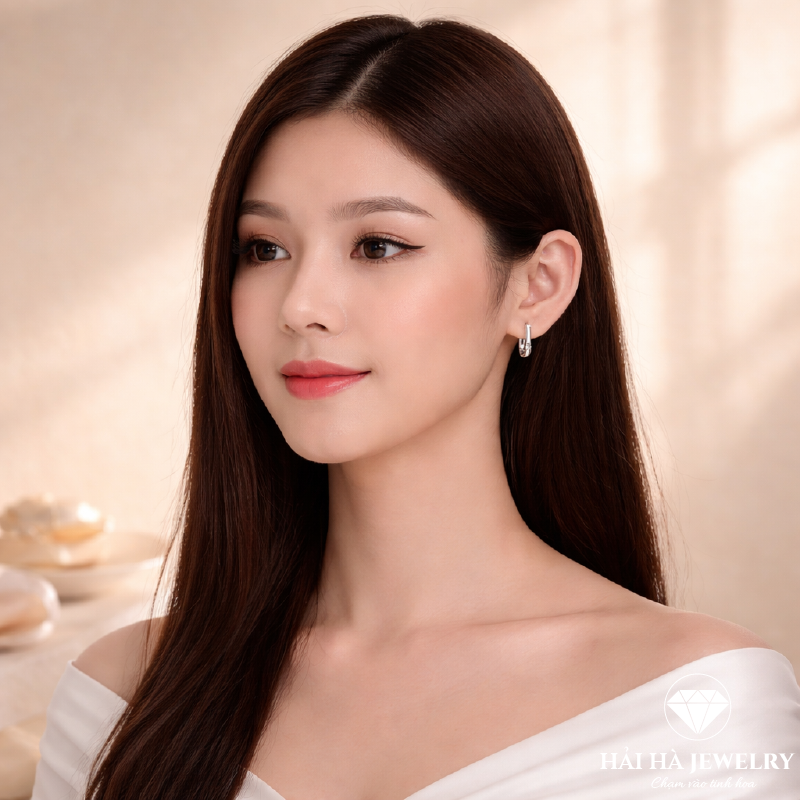 Bông tai nữ bạc trơn đính điểm đá – giữ lại sự tinh giản ở mức đủ sâu