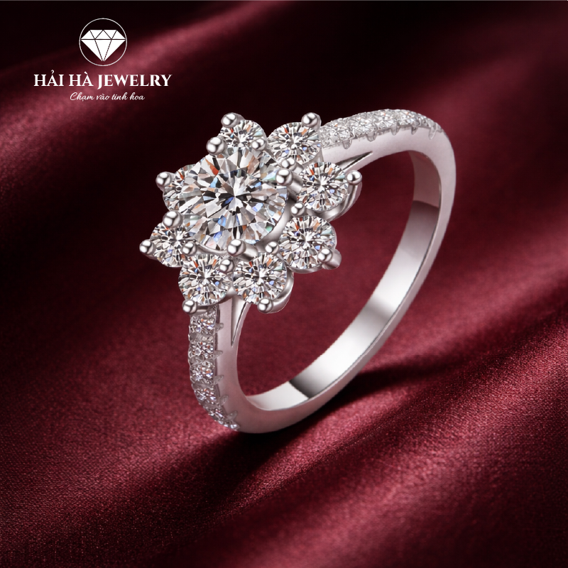Nhẫn nữ bạc 925 đính moissanite 2 carat dáng hoa – tinh tế, nhẹ tay, ánh sáng dịu