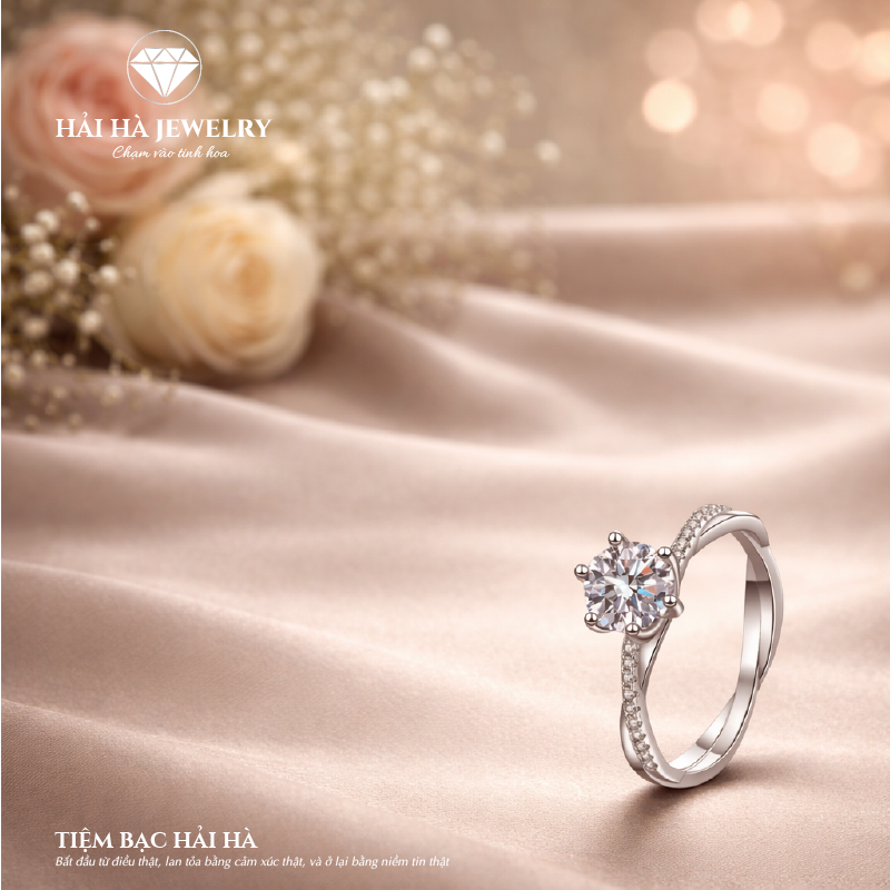 Nhẫn nữ bạc 925 moissanite 0,5 carat hình trái tim – thân xoắn mềm, ánh sáng dịu