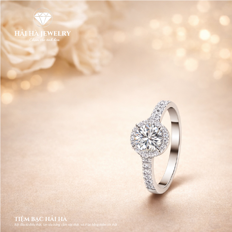 Nhẫn nữ bạc 925 moissanite viền halo tròn – thân nửa đính đá thanh mảnh