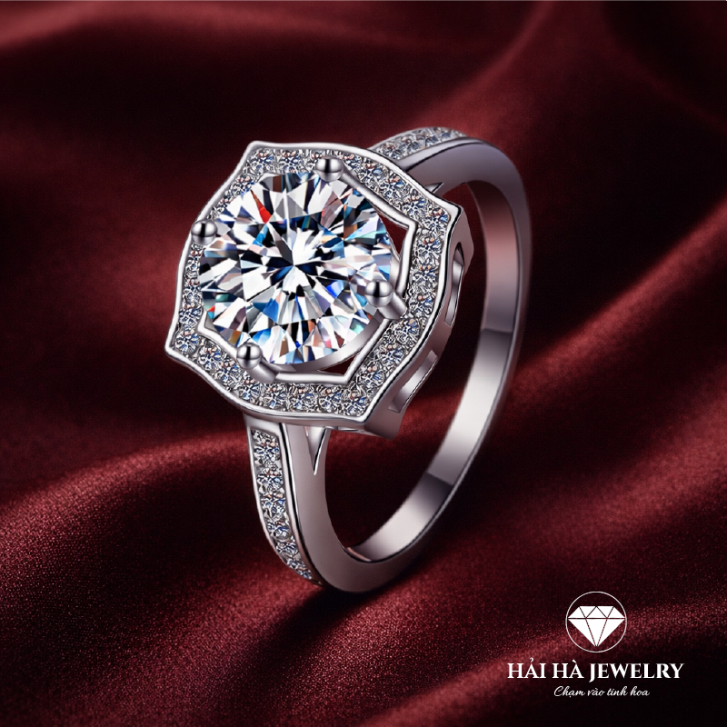 Nhẫn nữ bạc 925 moissanite 2 carat halo viền gợn sóng – thân nửa đính đá