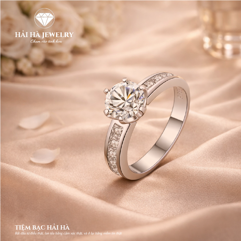 Nhẫn nữ bạc 925 moissanite tròn – thân thẳng đính đá rãnh thanh lịch