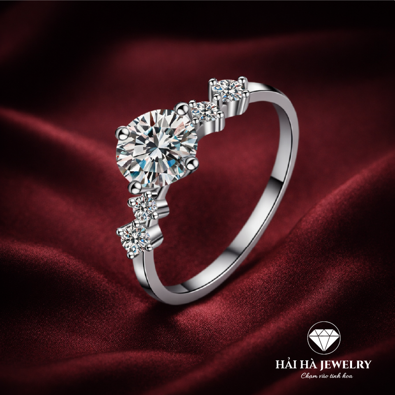 Nhẫn nữ bạc 925 moissanite dáng bất đối xứng – điểm sáng mềm mại, đeo lên tay rất duyên