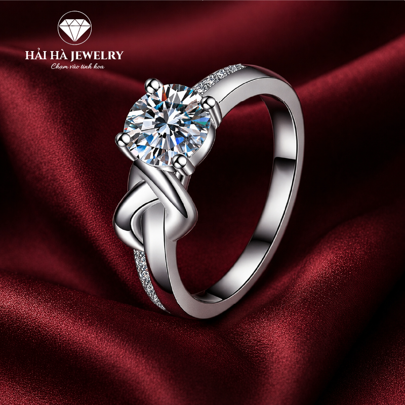 Nhẫn nữ bạc 925 đính moissanite – dáng đan mềm, chạm khắc tinh xảo