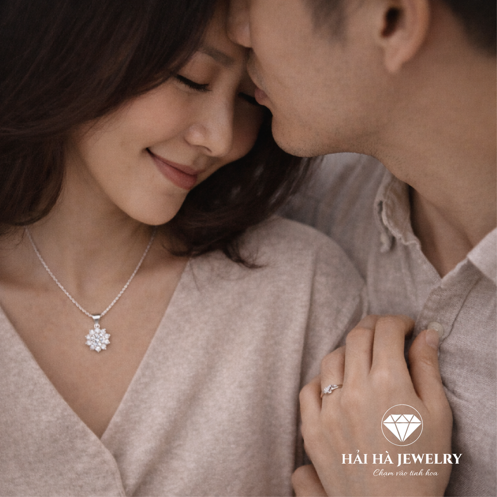 Dây chuyền bạc 925 đính moissanite 1 carat dáng hoa tinh tế | Hải Hà Jewelry
