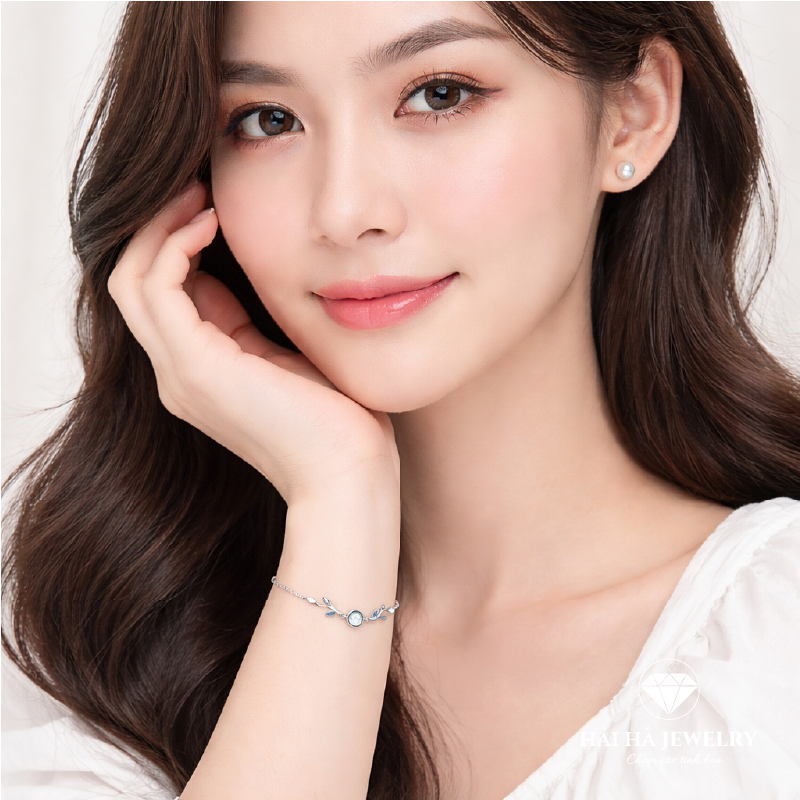 Vòng tay nhánh lá & viên đá xanh – Bình yên lớn lên trong im lặng | Hải Hà Jewelry