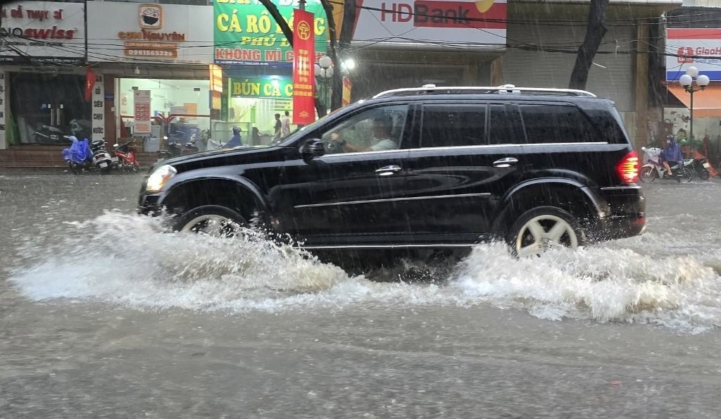 Kiểm tra lọc gió và đường hút khi ô tô bị ngập nước