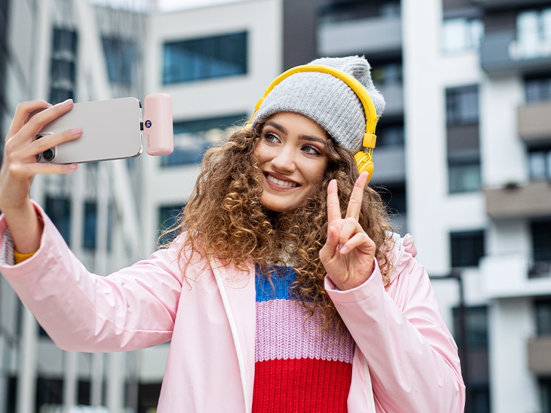 Sạc Dự Phòng iWALK LinkPod Style 5000mAh - Lightning/ Type C, Sạc Nhanh 18W, Đế Gập, LED Hiển Thị