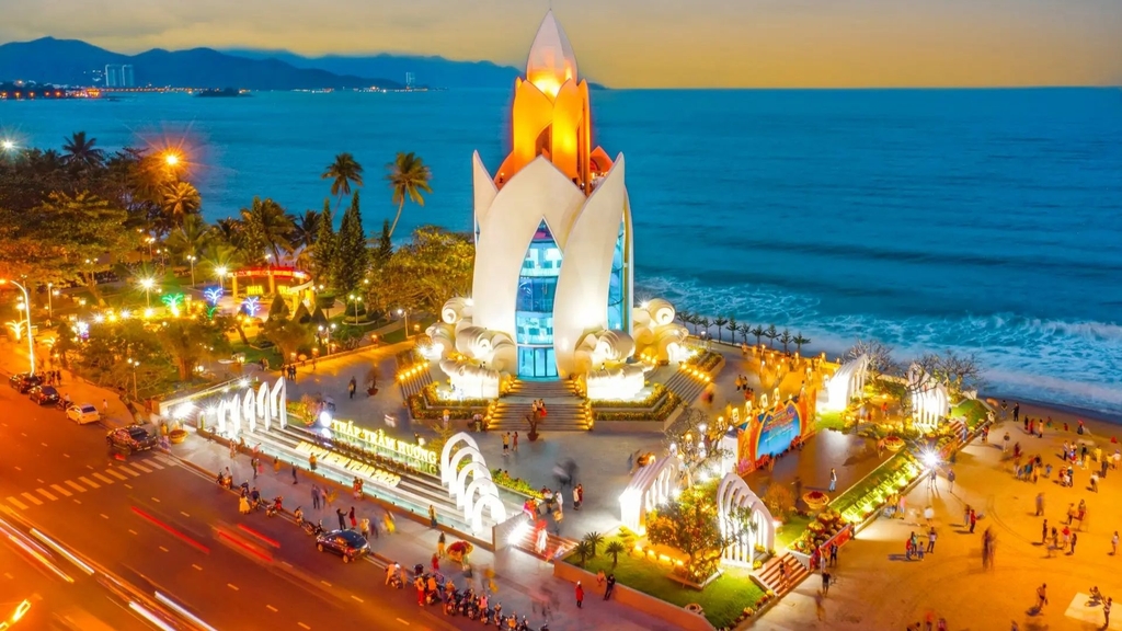 KHÚC GIAO HÒA BIỂN XANH VÀ NẮNG VÀNG: NHA TRANG - PHÚ YÊN - NINH CHỮ
