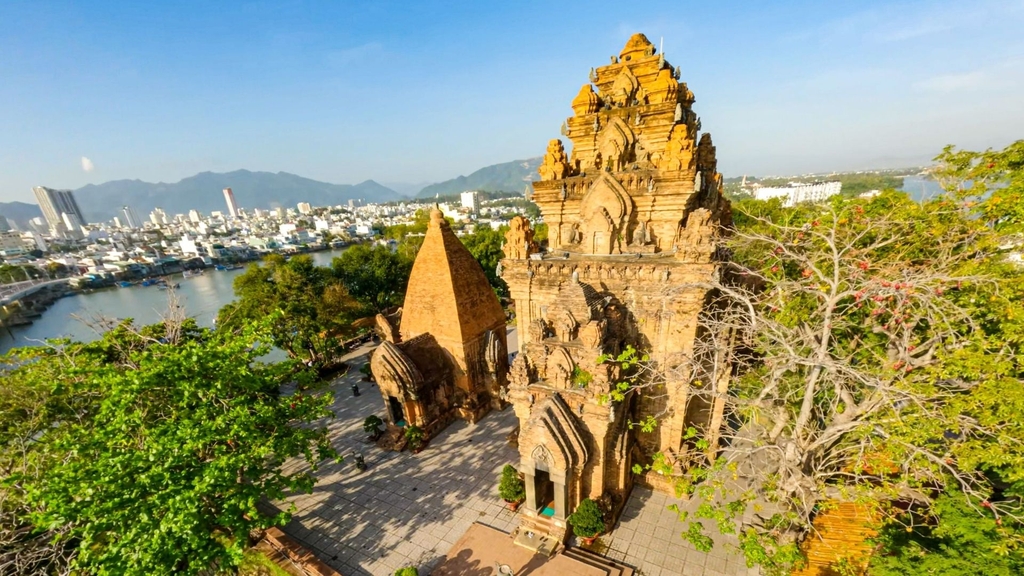 KHÚC GIAO HÒA BIỂN XANH VÀ NẮNG VÀNG: NHA TRANG - PHÚ YÊN - NINH CHỮ