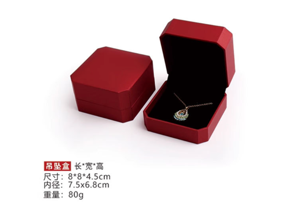 Hộp bát giác đỏ đựng nhẫn