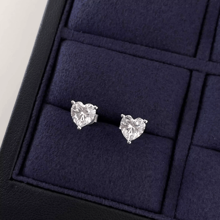 Sweetheart Solitaire Stud Earrings | Khuyên Tai Moissanite 2 Carat Heart Cut | Sterling Silver 925 | Kèm Giấy Kiểm Định GRA