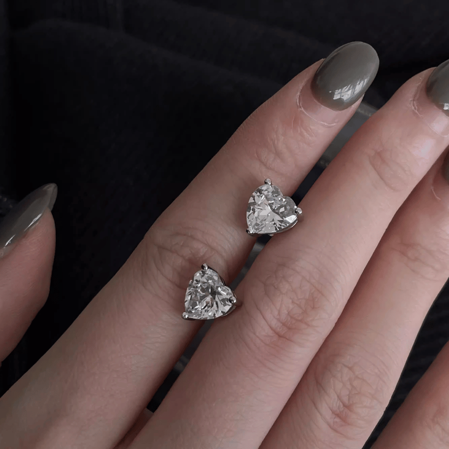 Sweetheart Solitaire Stud Earrings | Khuyên Tai Moissanite 2 Carat Heart Cut | Sterling Silver 925 | Kèm Giấy Kiểm Định GRA
