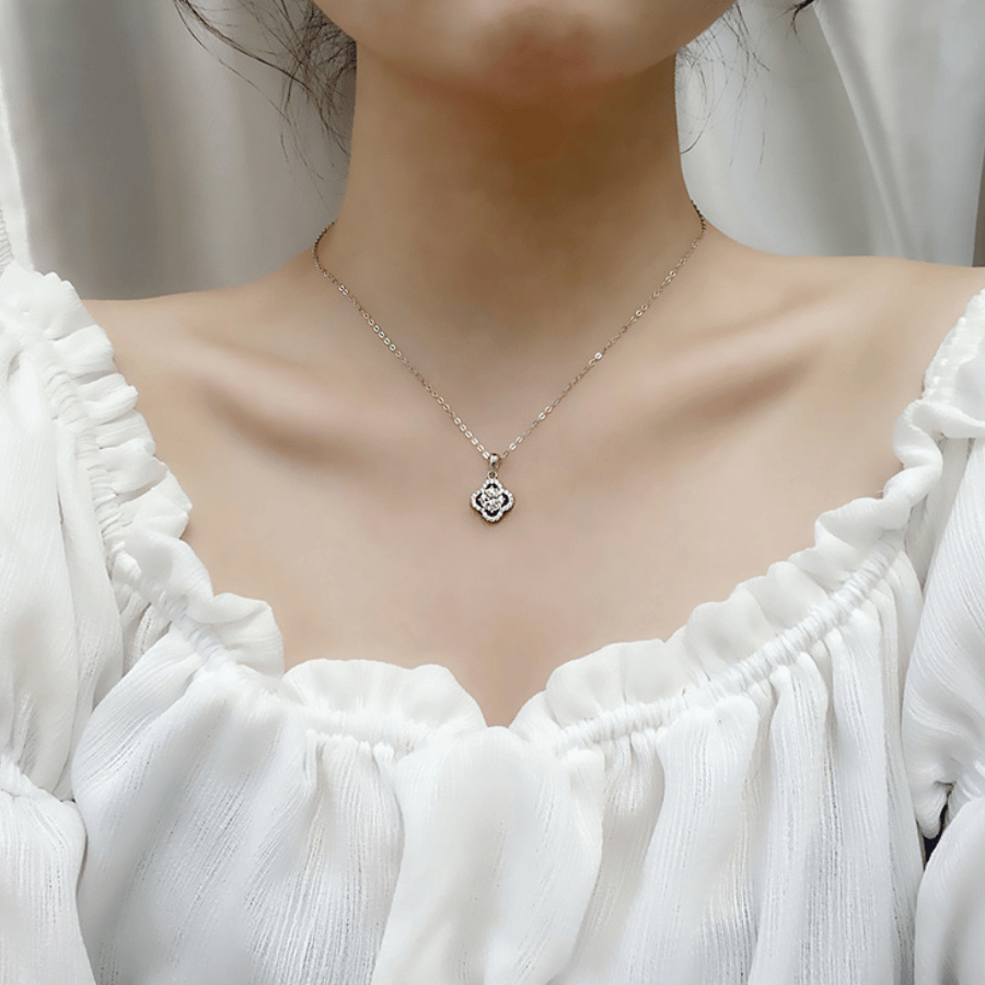 Lucky Clover Halo Necklace | Dây Chuyền Moissanite 2 Carat Round Cut | Sterling Silver 925 | Kèm Giấy Kiểm Định GRA