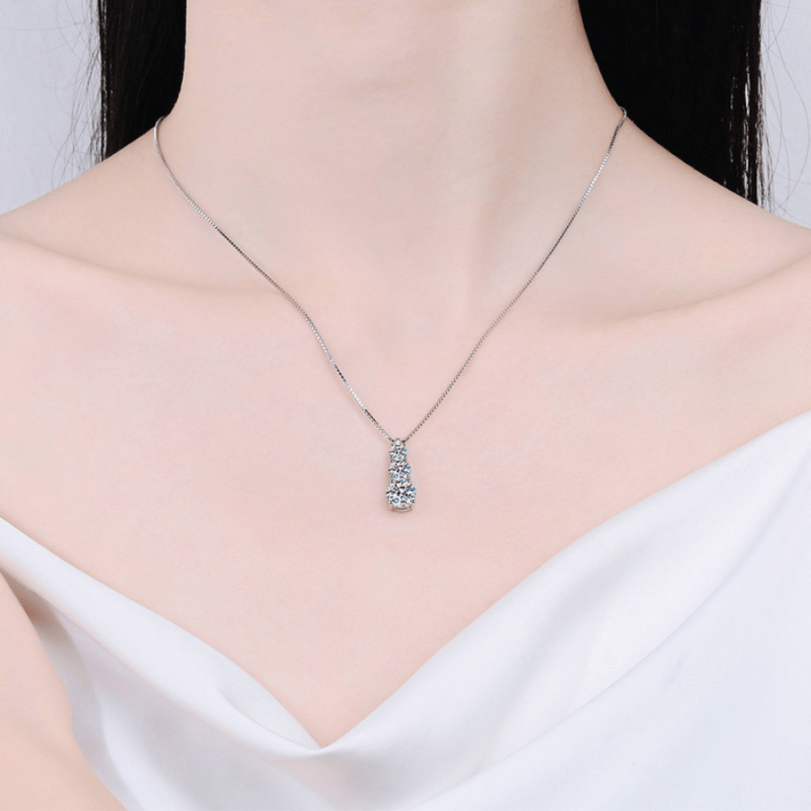 Trilogy Vertical Necklace | Dây Chuyền Moissanite 2 Carat Round Cut | Sterling Silver 925 | Kèm Giấy Kiểm Định GRA