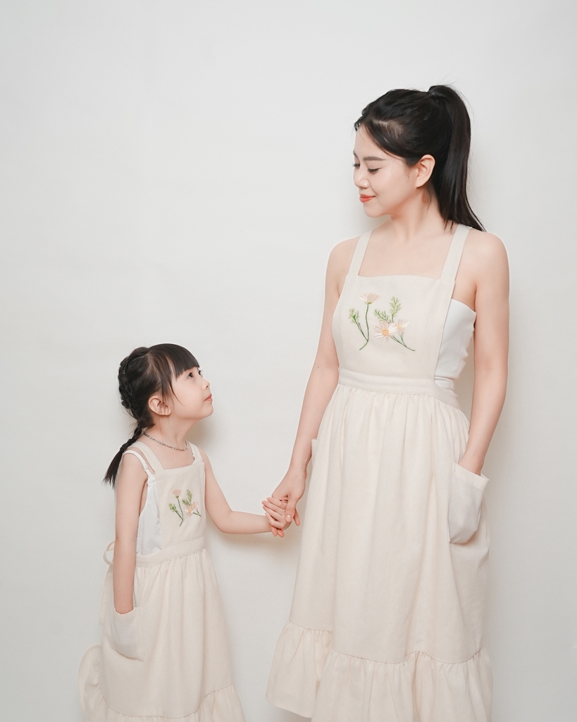 Tạp Dề  Vintage Bèo Gấu- Vải Linen Tự Nhiên – Tạp Dề Thời Trang Cao Cấp -  Dành Cho Mẹ Và Bé, Màu Be/Hồng/Xanh - Set YÊN