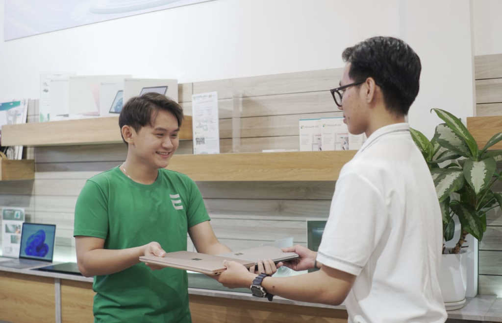 Không gian mua hàng tai NewTech