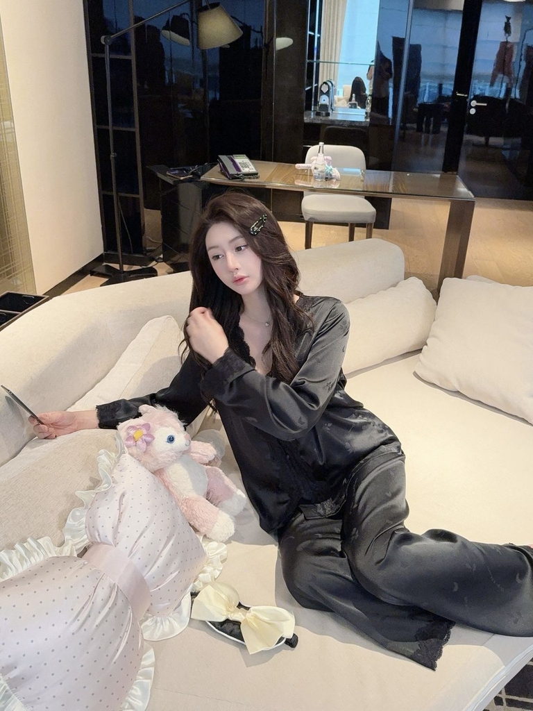 Td cổ V trơn Đen Trắng