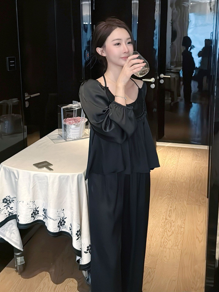 Td cổ tròn cột dây Đen Trắng