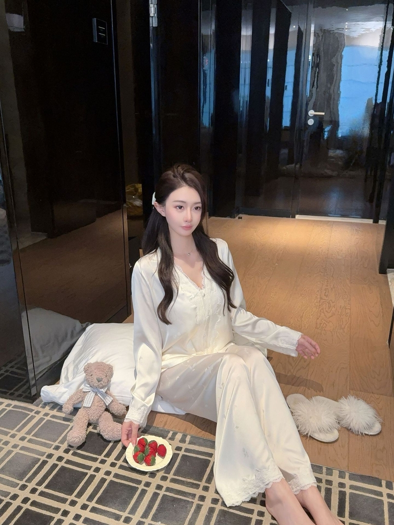 Td cổ V trơn Đen Trắng