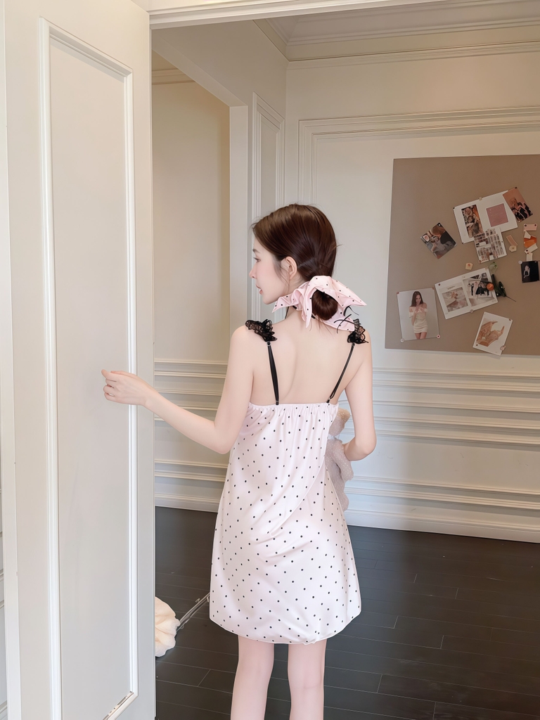 Váy 2 dây chấm bi cổ ren