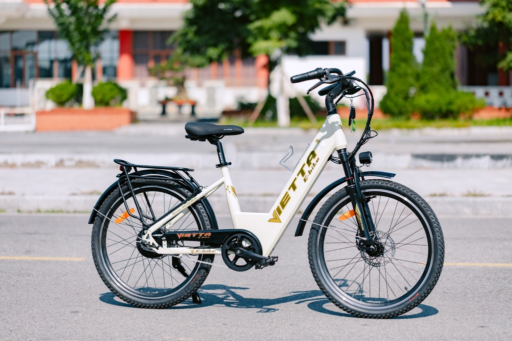 Xe đạp trợ lực VIETTA Cá Tính màu kem, nhìn nghiêng với logo VIETTA E-bike trên khung