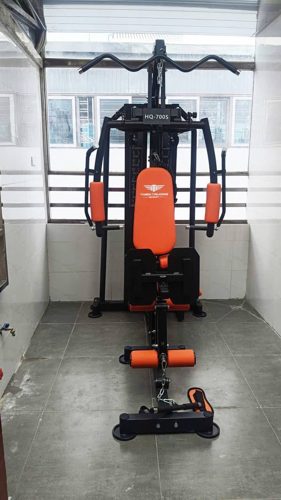 Giàn tạ HQ-700S có chân đế cao và hệ thống ròng rọc dây cáp chịu lực tốt.