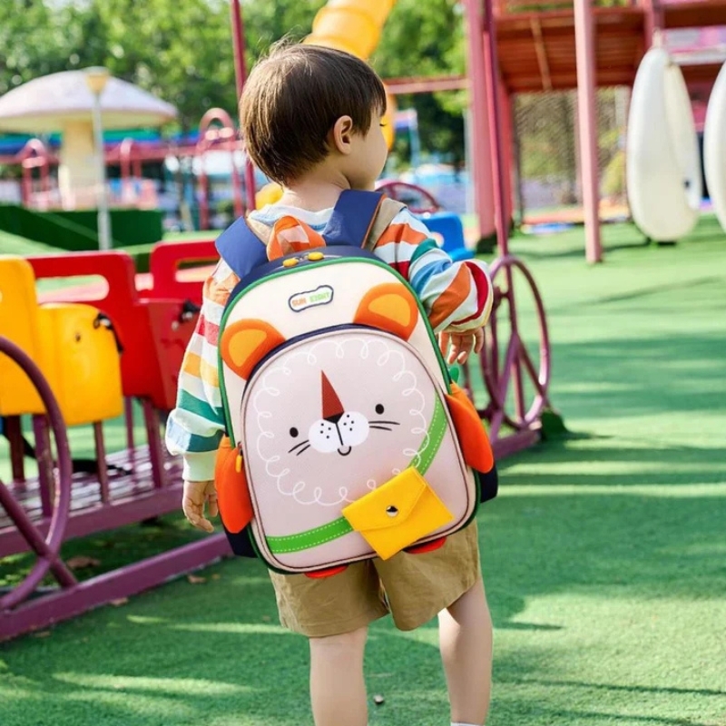 Balo mẫu giáo / lớp 1 SUN EIGHT Mailz 22250 đáng yêu cho bé trai bé gái - Rộng rãi, gọn nhẹ, đai ngực, trượt nuớc