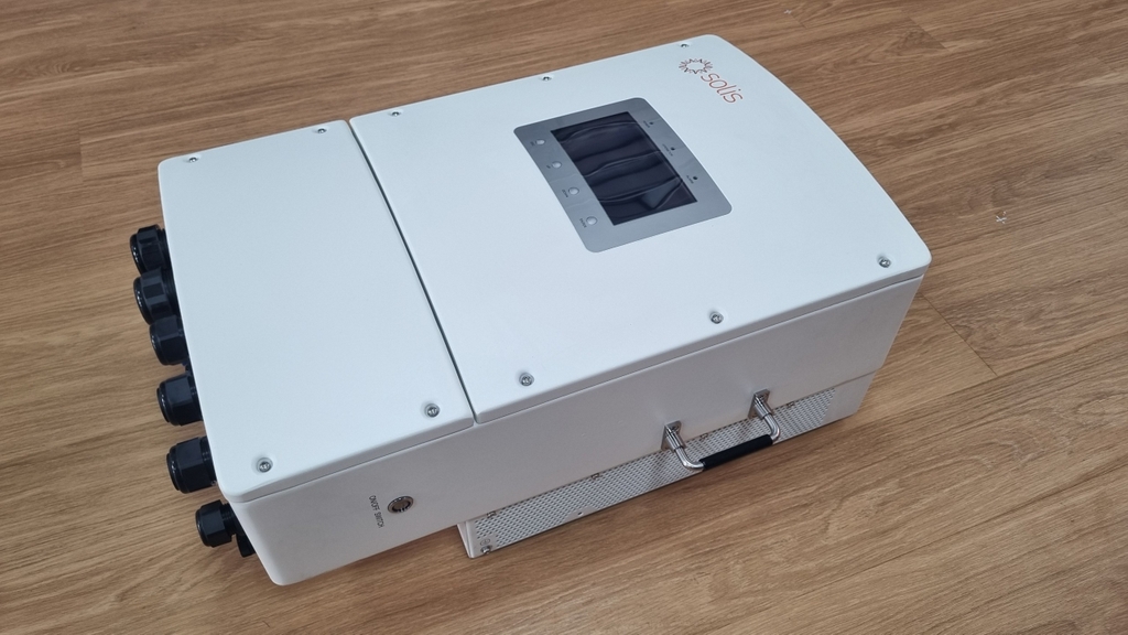 Biến tần Inverter (nghịch lưu) dùng trong hệ thống điện mặt trời, Công suất 8KW, 3 pha, hiệu Solis (màn hình LCD) Model: S6-EH3P8K02-NV-YD-L