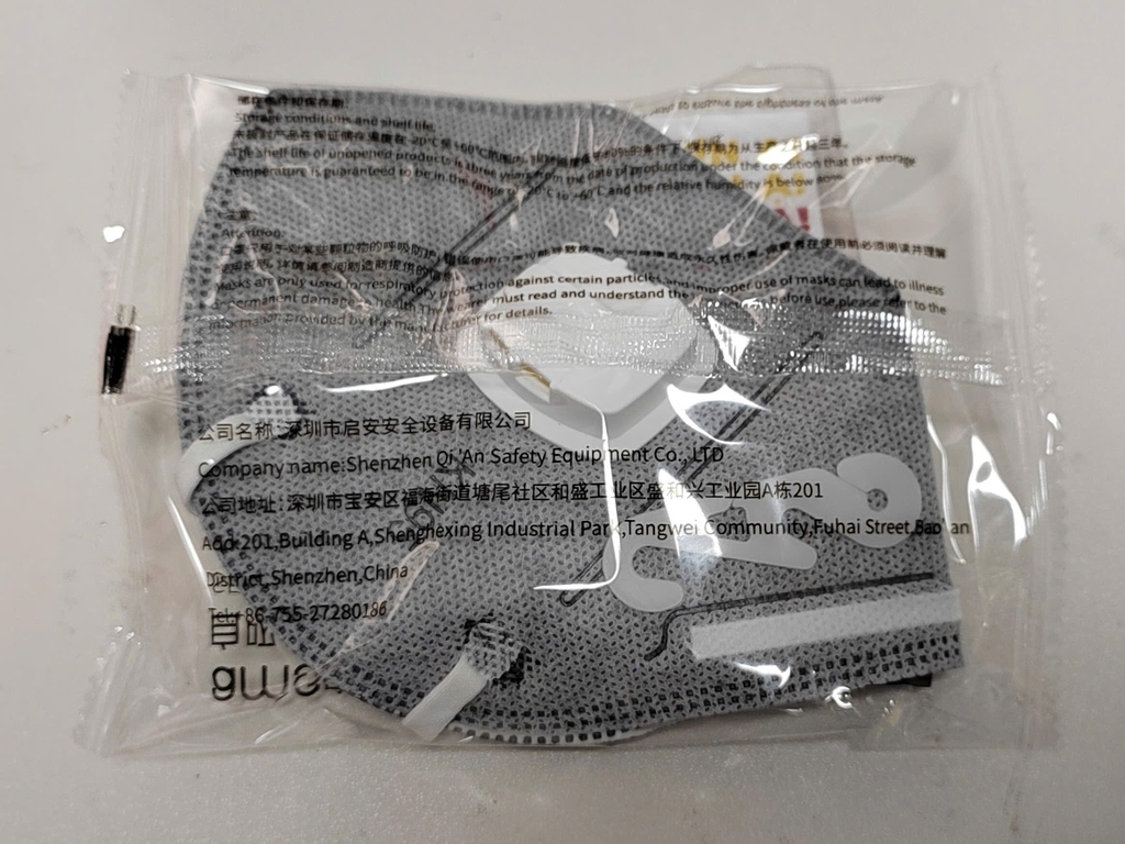Khẩu trang lọc bụi KN95 AMS A9541V (5 lớp. than hoạt tính. có van. đeo tai. có móc cài. hộp 25 cái)