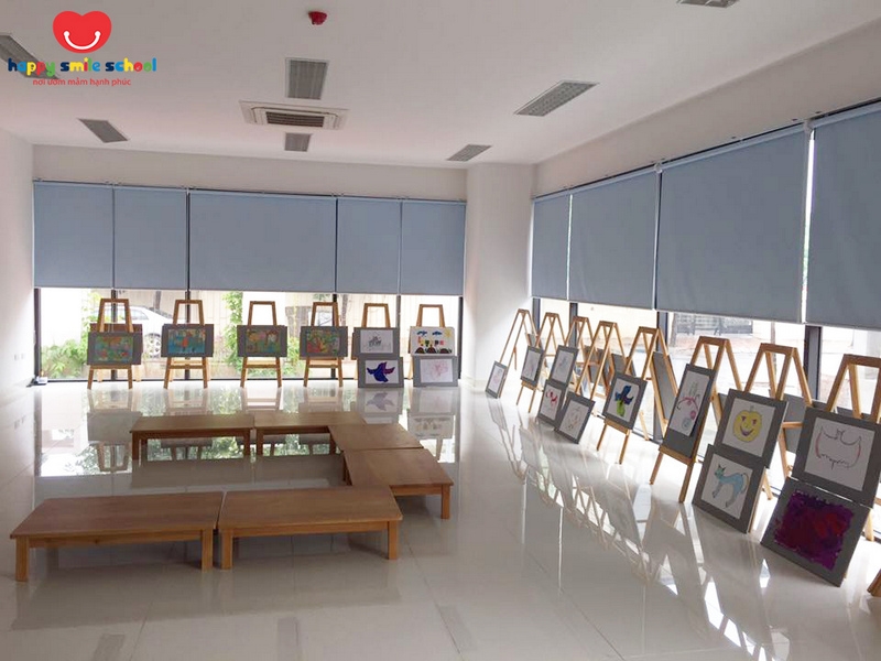 Giá vẽ mầm non bằng gỗ cho bé